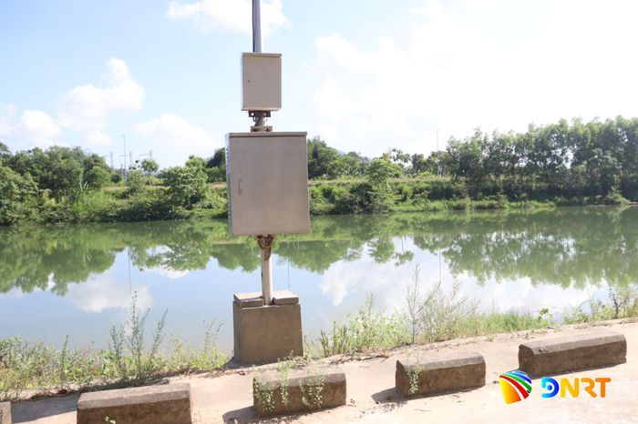 Từ năm 2024 đến nay, nước mặn xâm nhập sâu lên sông Túy Loan, thành phố đã lắp đặt trạm quan trắc độ mặn tự động tại hạ lưu sông Túy Loan để chủ động theo dõi, ứng phó. Ảnh: HOÀNG HIỆP