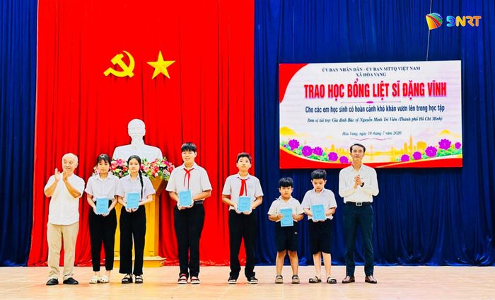 Quỹ học bổng Liệt sĩ Đặng Vĩnh góp phần chắp cánh ước mơ đến trường cho học sinh có hoàn cảnh khó khăn. Ảnh: Ủy ban MTTQ Việt Nam xã cung cấp