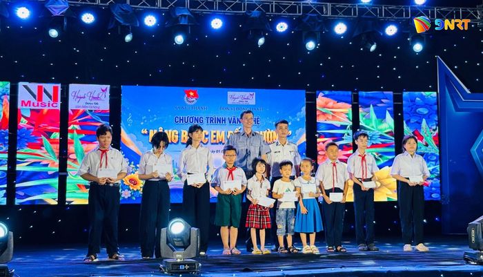 Đoàn xã Núi Thành trao quà cho học sinh có hoàn cảnh khó khăn trước thềm năm học 2026 - 2027. Ảnh: Đoàn xã Núi Thành cung cấp