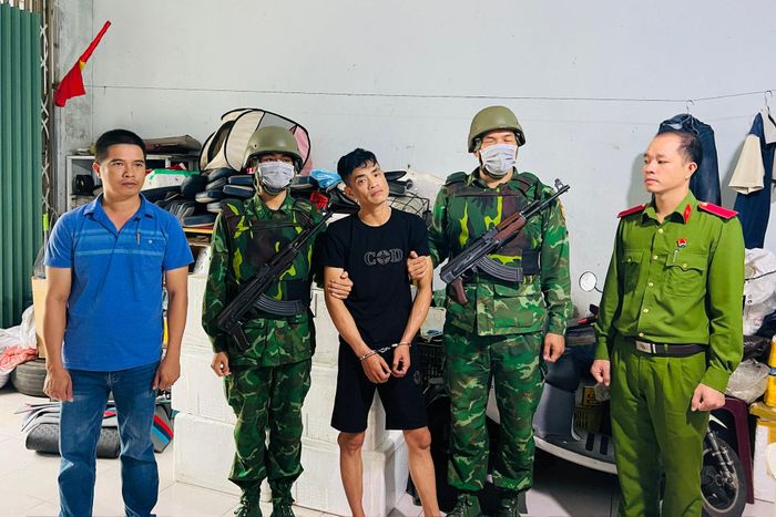 Lực lượng chức năng đọc lệnh khám xét khẩn cấp nơi ở của đối tượng Phạm Văn Thanh. Ảnh: PV