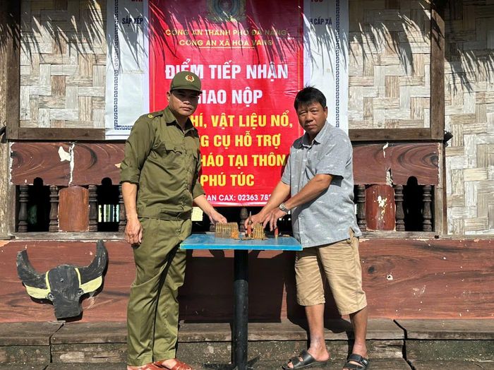Người dân xã Hòa Vang tự nguyện giao nộp các loại đạn cho công an xã. Ảnh: ĐVCC