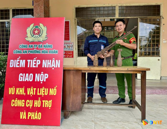 Người dân phường Hòa Xuân tự nguyện bàn giao vũ khí, vật liệu nổ. Ảnh: PHƯỚC AN