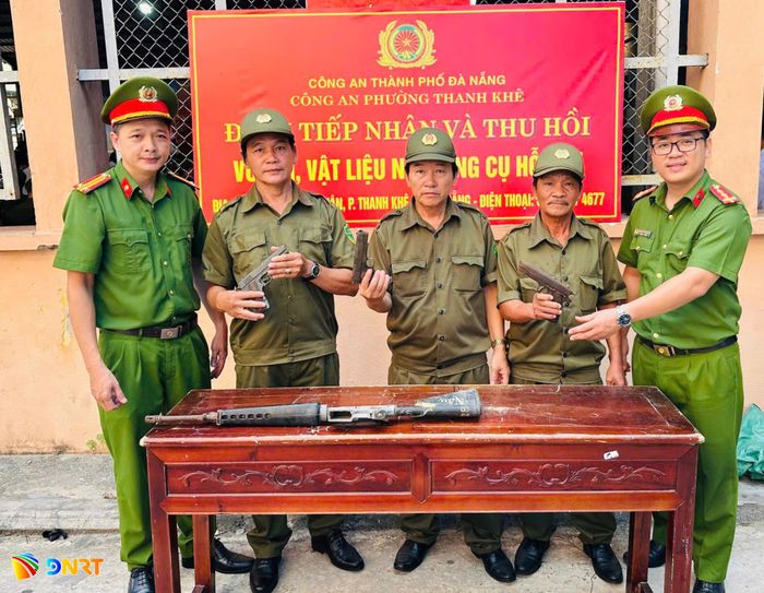 Công an phường Thanh Khê tiếp nhận các loại súng do người dân tự nguyện giao nộp. Ảnh: PHƯỚC AN