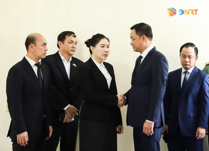 Thông qua Tổng Lãnh sự quán Lào tại Đà Nẵng, Bí thư Thành ủy Lê Ngọc Quang gửi lời chia buồn sâu sắc đến Đảng, Nhà nước và nhân dân Lào. Ảnh: NGỌC PHÚ