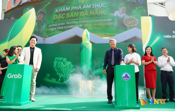 Lãnh đạo thành phố Đà Nẵng và Grab Việt Nam thực hiện nghi thức khai trương. Ảnh: TÂM ĐAN