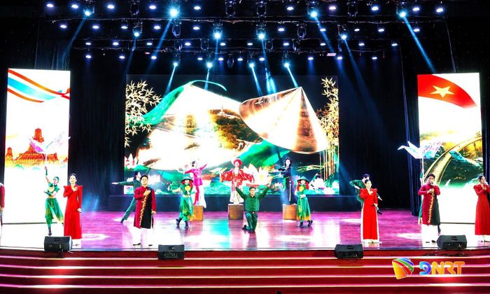 Tiết mục biểu diễn nghệ thuật của Nhà hát Trưng Vương Đà Nẵng. Ảnh: NGỌC HÀ