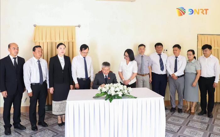 Chủ tịch HĐND thành phố Nguyễn Đức Dũng ghi vào sổ tang đồng chí Xaysomphone Phomvihane. Ảnh: NGỌC PHÚ