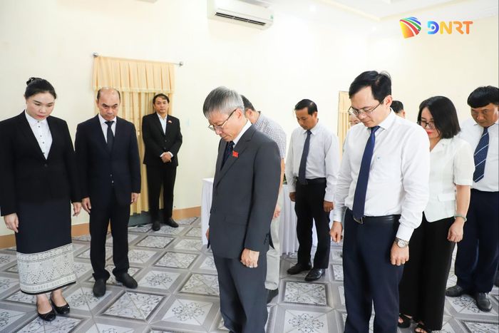 Đoàn lãnh đạo HĐND thành phố Đà Nẵng dành phút mặc niệm tưởng nhớ đồng chí Xaysomphone Phomvihane. Ảnh: NGỌC PHÚ