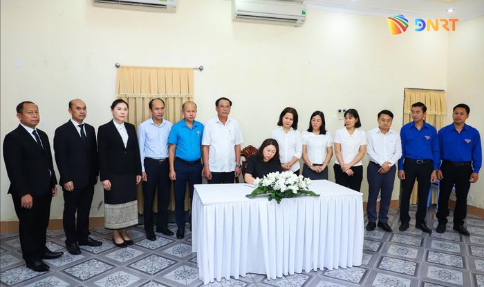 Phó Chủ tịch Thường trực Ủy ban MTTQ Việt Nam thành phố Nguyễn Thị Thu Lan ghi vào sổ tang đồng chí Xaysomphone Phomvihane. Ảnh: NGỌC PHÚ