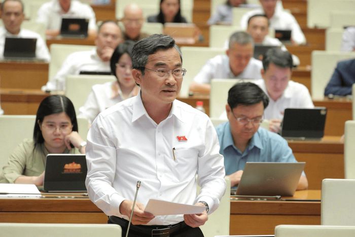 Đại biểu Quốc hội Nguyễn Phi Hùng phát biểu thảo luận tại hội trường. Ảnh: Quốc hội