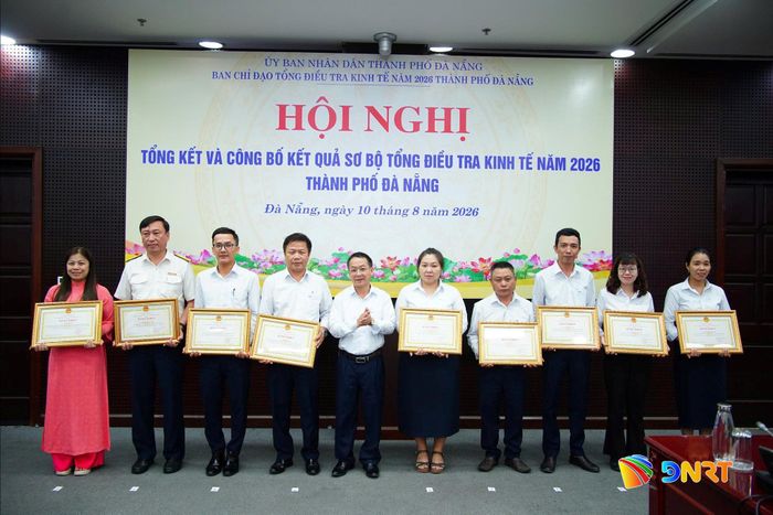 Lãnh đạo Thống kê thành phố trao giấy khen cho các tập thể, cá nhân. Ảnh: T.CÔNG