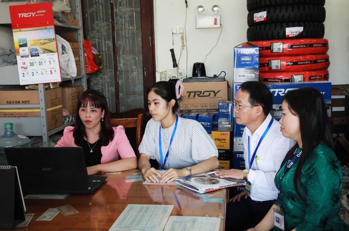 Hướng dẫn hộ kinh doanh kê khai thông tin phục vụ điều tra kinh tế năm 2026. Ảnh: ĐẮC MẠNH