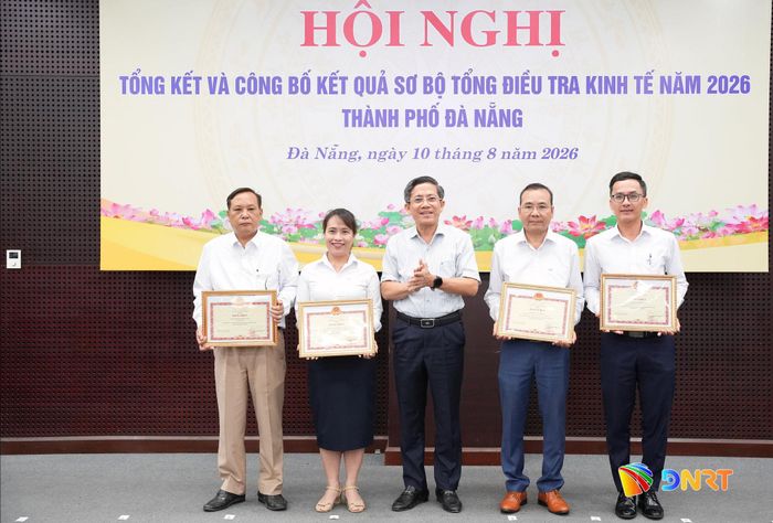 Phó Chủ tịch UBND thành phố Trần Nam Hưng (đứng giữa) trao tặng bằng khen cho các tập thể có thành tích xuất sắc trong đợt tổng điều tra. Ảnh: T.CÔNG