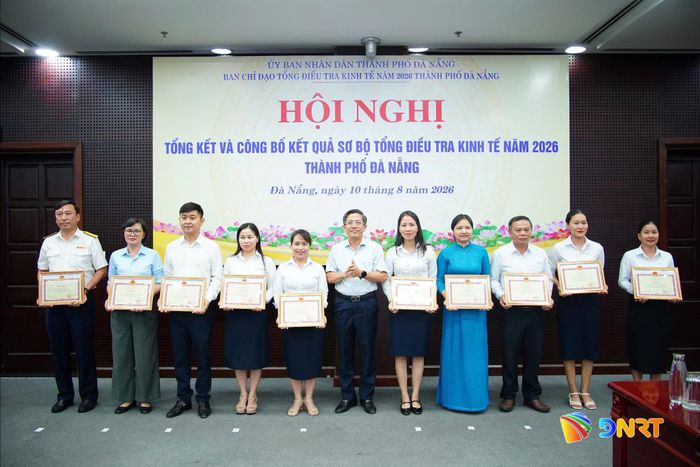 Các tập thể và cá nhân có thành tích xuất sắc nhận bằng khen của UBND thành phố. Ảnh: T.CÔNG