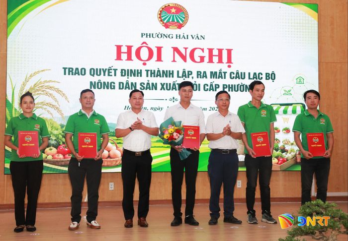 Đại diện lãnh đạo UBND phường Hải Vân trao quyết định thành lập và ra mắt Câu lạc bộ Nông dân sản xuất kinh doanh giỏi phường Hải Vân. Ảnh: ĐẮC MẠNH
