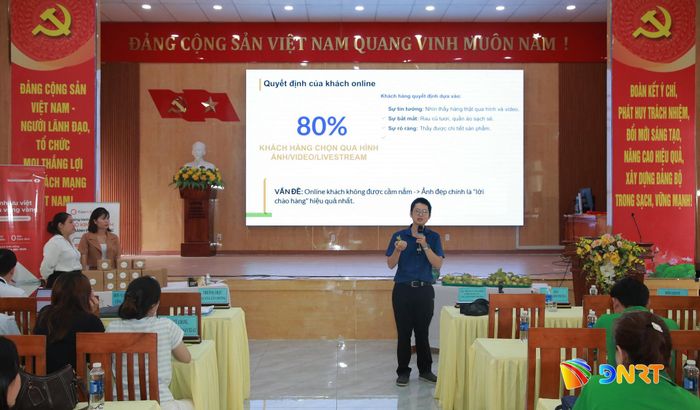 Báo cáo viên hướng dẫn các kỹ năng livestream bán hàng trên mạng xã hội cho tiểu thương phường Hải Vân. Ảnh: ĐẮC MẠNH