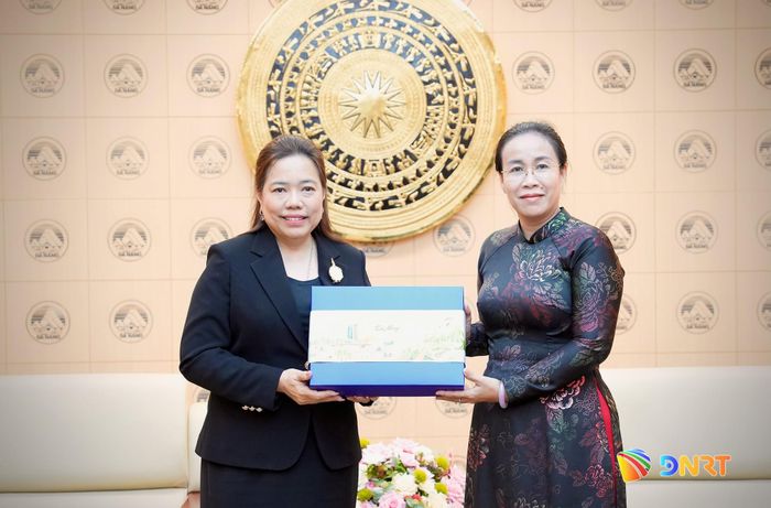 Phó Chủ tịch UBND thành phố Nguyễn Thị Anh Thi (bên phải) tặng quà lưu niệm cho bà Wiraka Moodhitaporn, Tổng Lãnh sự Thái Lan tại Thành phố Hồ Chí Minh. Ảnh: T.CÔNG