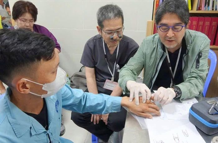 Bệnh nhân được chuyên gia Nhật Bản thăm khám tại Bệnh viện Đà Nẵng trong chương trình trước đây. Ảnh: Bệnh viện Đà Nẵng