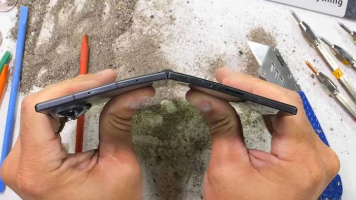 Màn bẻ cong điện thoại ở cả hai trạng thái gập lại và mở ra hoàn toàn cũng được thực hiện