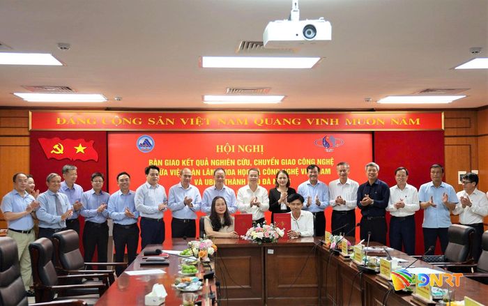 Lãnh đạo UBND thành phố Đà Nẵng và Viện Hàn lâm Khoa học và Công nghệ Việt Nam chứng kiến ký kết hợp tác giữa các đơn vị thuộc Viện Hàn lâm và thành phố Đà Nẵng. Ảnh: QUANG PHI