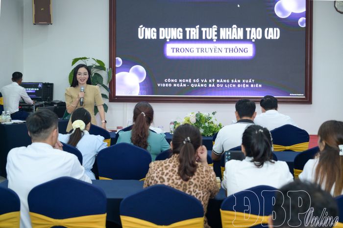 Giảng viên trình bày các chuyên đề của lớp tập huấn.