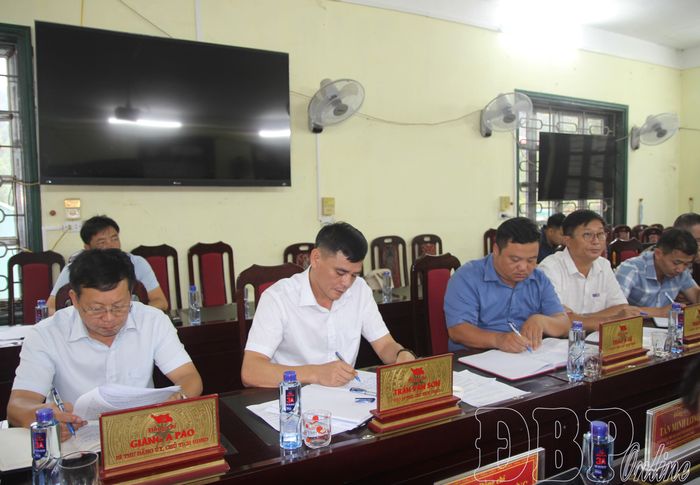 Lãnh đạo xã Sín Chải làm việc với đoàn giám sát.
