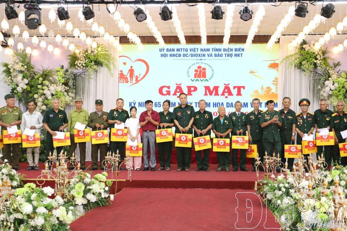 Ban tổ chức trao quà cho các nạn nhân chất độc da cam.