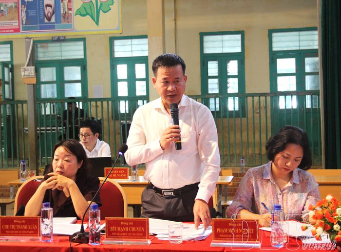 Lãnh đạo Sở Tài chính giải đáp một số kiến nghị của các xã liên quan đến lĩnh vực tài chính. 
