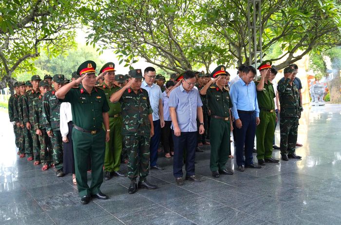 Các đại biểu dâng hương, dành phút mặc niệm tri ân các anh hùng liệt sĩ.