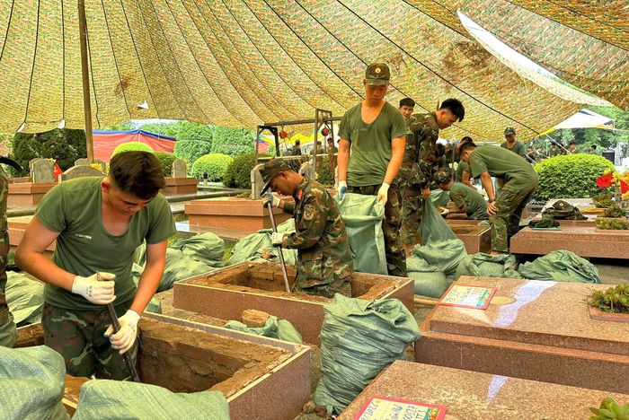 Cán bộ, chiến sĩ Bộ Chỉ huy Quân sự tỉnh tiến hành khai quật các phần mộ liệt sĩ chưa xác định được thông tin.
