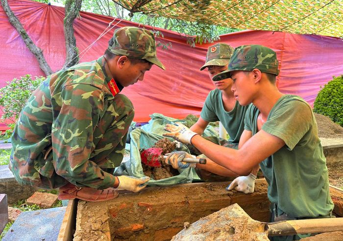 Cán bộ, chiến sĩ Bộ Chỉ huy Quân sự tỉnh khai quật các phần mộ lấy mẫu phục vụ giám định.