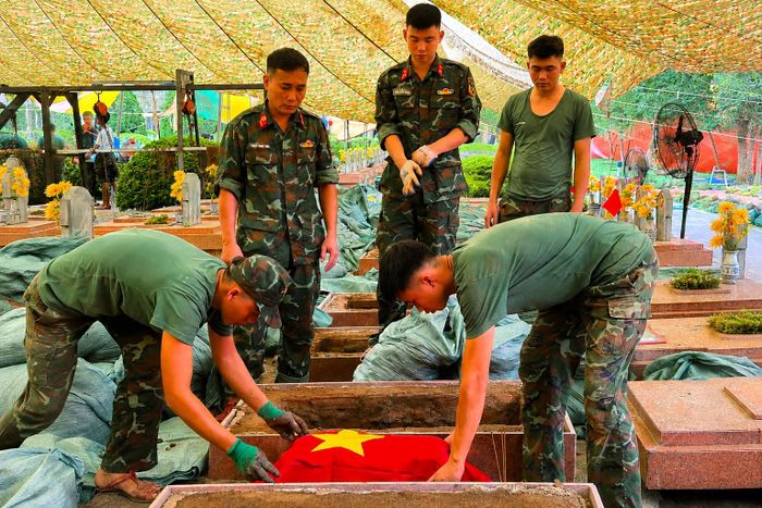 Những phần mộ đầu tiên được khai quật để lấy mẫu phục vụ giám định, đối sánh thông tin tại Nghĩa trang Liệt sĩ Quốc gia A1.