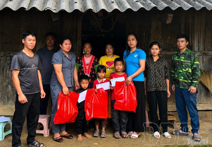 Các em nhỏ có hoàn cảnh khó khăn tại xã Na Sang nhận hỗ trợ của các cấp Hội Liên hiệp Phụ nữ.