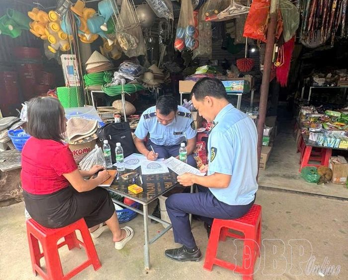 Cán bộ Đội quản lý thị trường số 3, kiểm tra cơ sở kinh doanh hàng hóa trên địa bàn xã Phình Giàng. Ảnh CTV