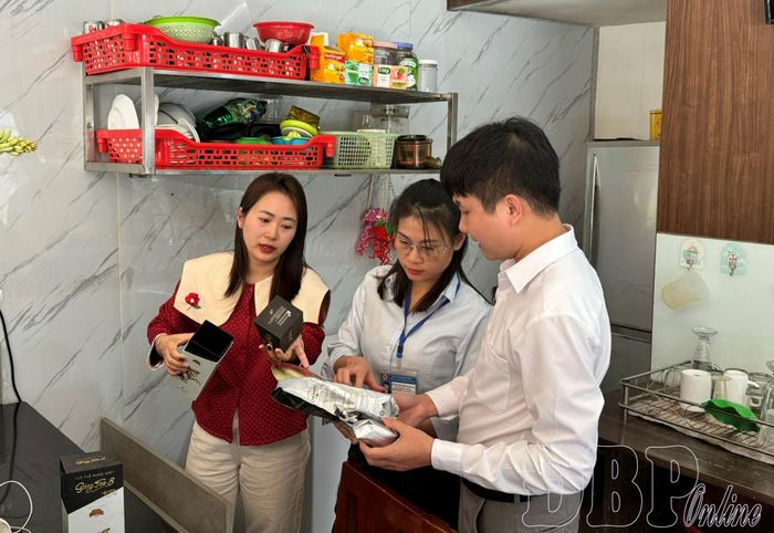 Cán bộ Chi cục An toàn vệ sinh thực phẩm kiểm tra cơ sở kinh doanh Cà phê, trên địa bàn phường Điện Biên Phủ. Ảnh CTV