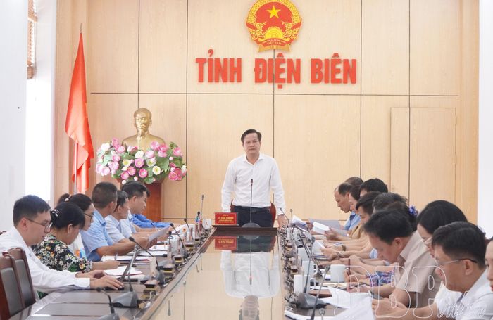 Phó Chủ tịch Thường trực UBND tỉnh Lò Văn Cương phát biểu tại buổi làm việc.