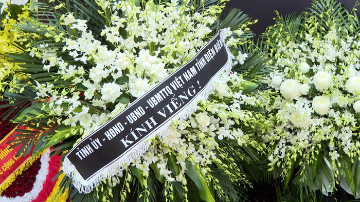 Vòng hoa của Tỉnh ủy - HĐND - UBND - Ủy ban MTTQ Việt Nam tỉnh Điện Biên viếng đồng chí Xaysomphone Phomvihane.