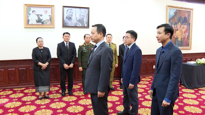 Đồng chí Trần Tiến Dũng, Ủy viên Ban Chấp hành Trung ương Đảng, Bí thư Tỉnh ủy, Trưởng đoàn Đại biểu Quốc hội tỉnh cùng đoàn đại biểu tỉnh Điện Biên vào viếng đồng chí Xaysomphone Phomvihane.
