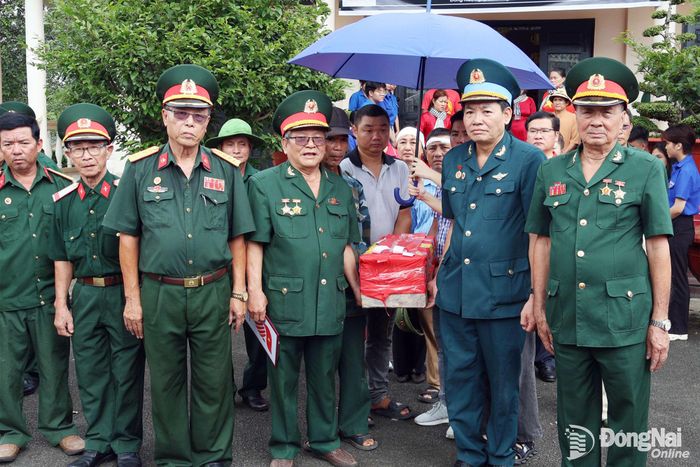 Đại diện gia đình, Hội Hỗ trợ gia đình liệt sĩ thành phố di quách liệt sĩ Nguyễn Văn Biên từ nơi truy điệu đưa về an táng tại quê nhà. Ảnh: Nguyệt Hà