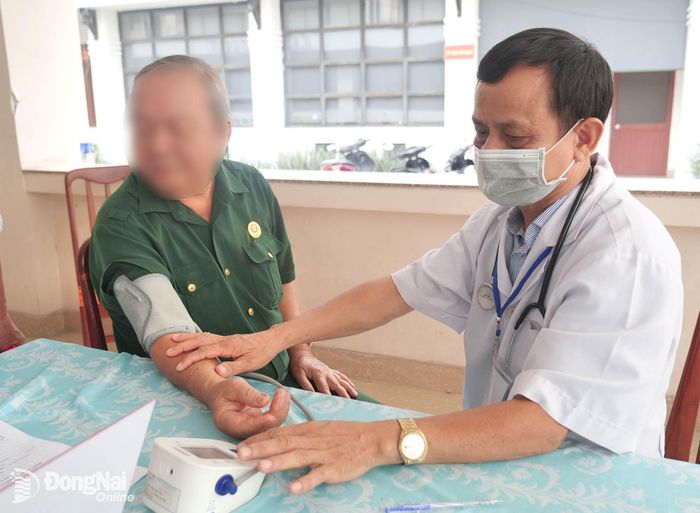 Một người dân là nạn nhân chất độc da cam được khám sức khỏe miễn phí tại phường Trấn Biên.