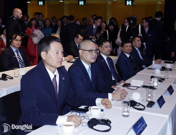 Đồng chí Vũ Hồng Văn, Ủy viên Trung ương Đảng, Bí thư Thành ủy, Trưởng đoàn Đại biểu Quốc hội thành phố Đồng Nai (hàng đầu bìa trái) và các đại biểu tham dự Diễn đàn. Ảnh: CTV