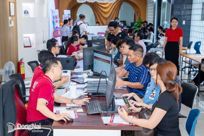 Bộ phận tuyển sinh Trường đại học Công nghệ Đồng Nai tư vấn chính sách nhập học cho tân sinh viên. Ảnh: Công Nghĩa