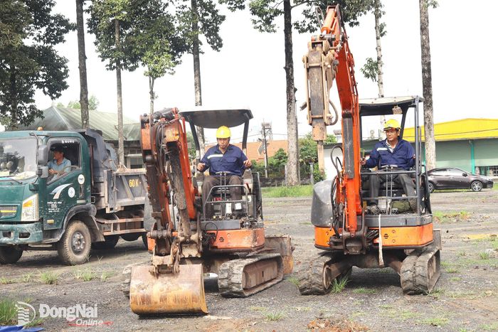 Máy móc thực hiện nghi thức khởi công xây dựng công trình lắp đặt tuyến ống cấp nước sạch cho khoảng 21 ngàn người dân trên địa bàn ấp An Phú. Ảnh: Hoàng Lộc