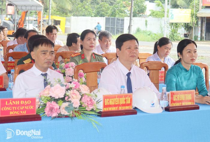Lãnh đạo Đảng ủy, UBND xã An Viễn dự lễ khởi công công trình lắp đặt tuyến ống cấp nước sạch trên địa bàn ấp An Phú. Ảnh: Hoàng Lộc