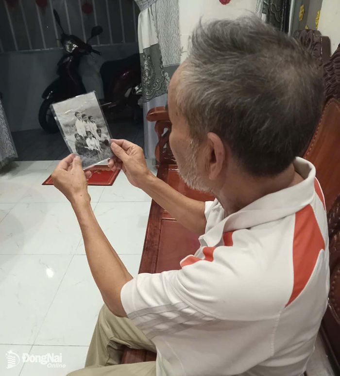 Tấm hình ông Đặng Quang Thịnh, 75 tuổi (2 hình trên) và một người bạn hiện sống tại Khánh Hòa cung cấp giống với tấm hình tìm thấy tại khu mộ liệt sĩ ở xã Minh Đức, thành phố Đồng Nai. Ảnh: NVCC