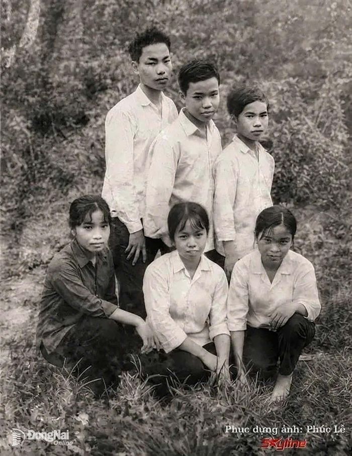 Tấm hình được tìm thấy tại khu mộ liệt sĩ đã được Báo Đồng Nai đăng ngày 30-7. Hàng trên từ trái qua: Liệt sĩ Lê Công Duẩn, ông Nguyễn Gia Chính, ông Đinh Quang Thịnh. Hàng ngồi từ trái qua: bà Trần Thị Hòa, bà Vũ Thị Quỳnh, bà Đặng Thị Loan.