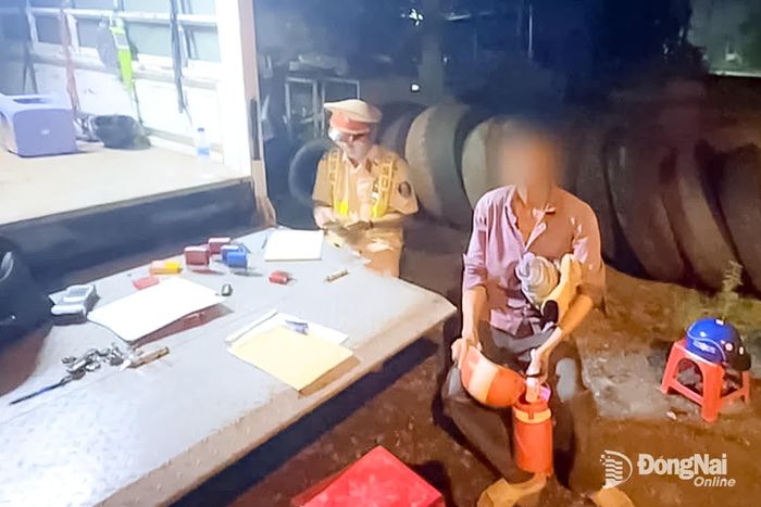 Đội Cảnh sát giao thông đường bộ số 4, Phòng Cảnh sát giao thông Công an thành phố lập biên bản các vi phạm về nồng độ cồn. Ảnh: Mộc Miên