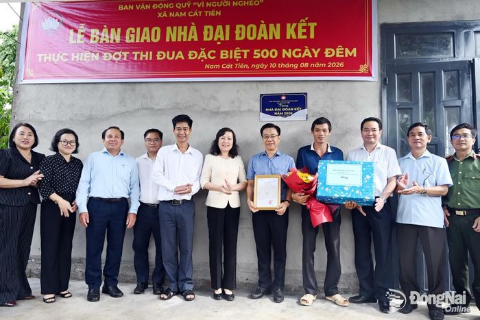 Phó Bí thư Thành ủy, Chủ tịch Ủy ban MTTQ Việt Nam thành phố Huỳnh Thị Hằng cùng lãnh đạo các sở, ngành, đoàn thể dự lễ bàn giao nhà Đại đoàn kết cho hộ ông Đàm Văn Phát. Ảnh: Phạm Quang