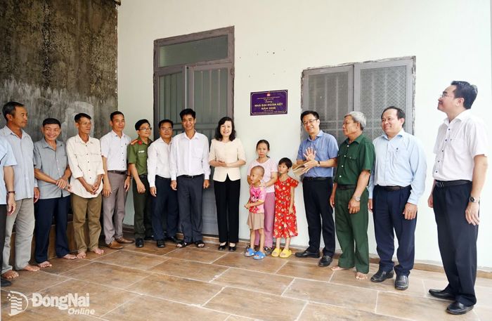 Phó Bí thư Thành ủy, Chủ tịch Ủy ban MTTQ Việt Nam thành phố Huỳnh Thị Hằng cùng lãnh đạo các sở, ngành, đoàn thể dự lễ bàn giao nhà Đại đoàn kết cho hộ bà Trịnh Thị Quỳnh. Ảnh: Phạm Quang