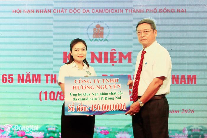 Chủ tịch Hội Nạn nhân chất độc da cam/dioxin thành phố Đồng Nai Mai Văn Nhỏ tiếp nhận biểu trưng đóng góp của các đơn vị dành cho hoạt động hội tại lễ kỷ niệm. Ảnh: Văn Truyên